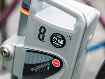 Ein E-Bike-Akku mit einer Kapazität von 8 Ah und einer Reichweite von bis zu 60 km.